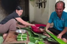 Không khí chuẩn Tết quê: Gói bánh chưng, đun bếp củi