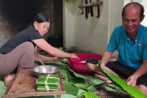 Không khí chuẩn Tết quê: Gói bánh chưng, đun bếp củi